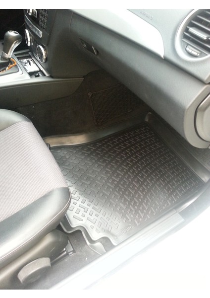 Mercedes C-Serisi W204 3D Siyah Havuzlu Paspas 2006 ve 2014 fiyatları