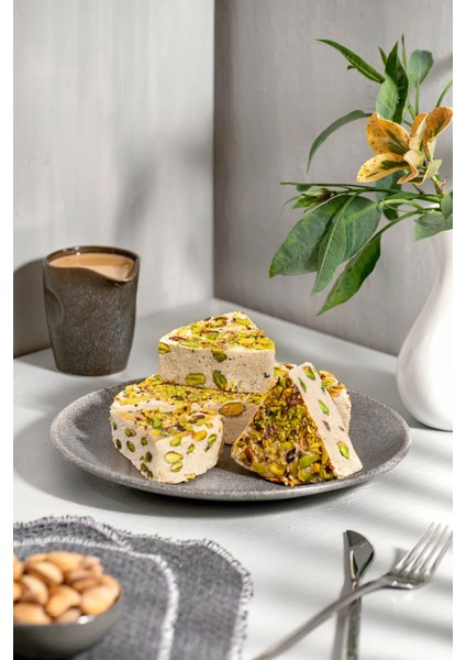 Şeker Ilavesiz Antep Fıstıklı Tahin Helvası (450 Gr) fırsatları