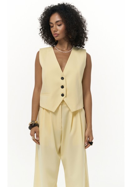 Kaylee Üçgen Detay Kısa Sarı Yelek