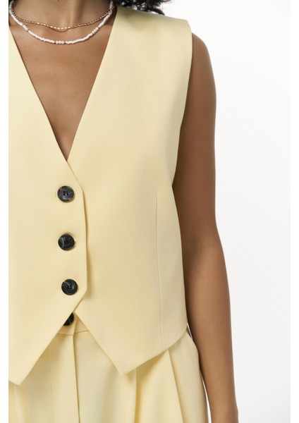 Kaylee Üçgen Detay Kısa Sarı Yelek