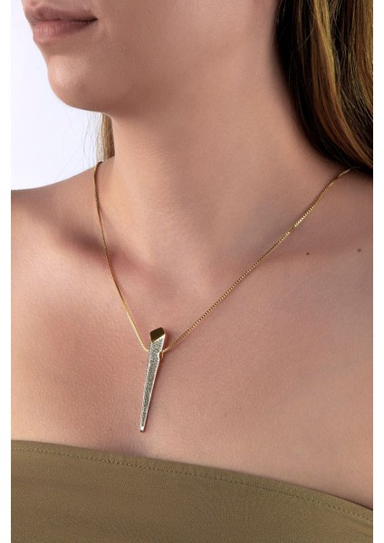 Altın Renkli Kutu Zincirli Çubuk Figürlü Taşlı Kolye