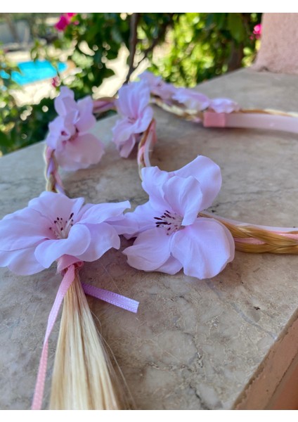Pembe Renk Çiçek Figürlü Sarı Örgü Saçlı Kız Çocuk Taç modelleri