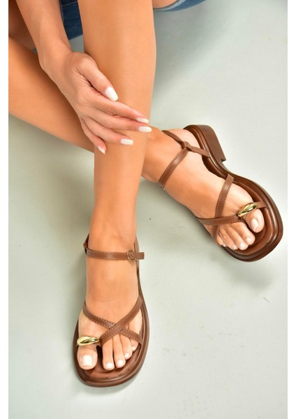 U267763509 Taba Alçak Topuklu Gold Yüzük Detaylı Kadın Sandalet