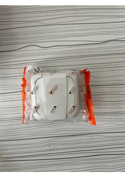 Palmiye Sıva Üstü Topraklı Priz Beyaz