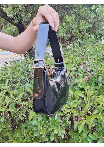Kadın Mini Siyah Kemer Detaylı Baget Çanta fiyatları