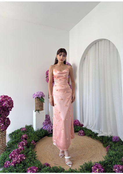 Tasarım Saten Degaje Yaka Çiçek Detaylı Askılı Kadın Elbise fırsatları