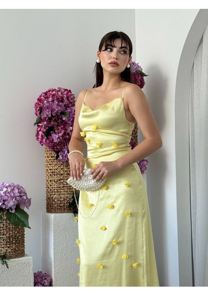 Tasarım Saten Degaje Yaka Çiçek Detaylı Askılı Kadın Elbise fırsatları
