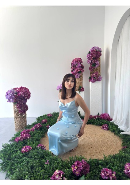 Tasarım Saten Degaje Yaka Çiçek Detaylı Askılı Kadın Elbise indirimleri