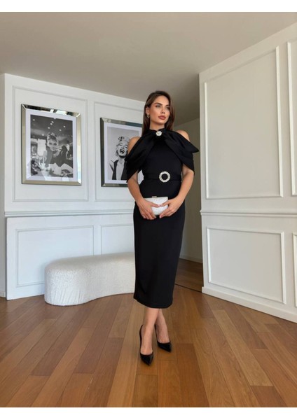 Taş Broş Detaylı Omzu Açık Şık Elbise