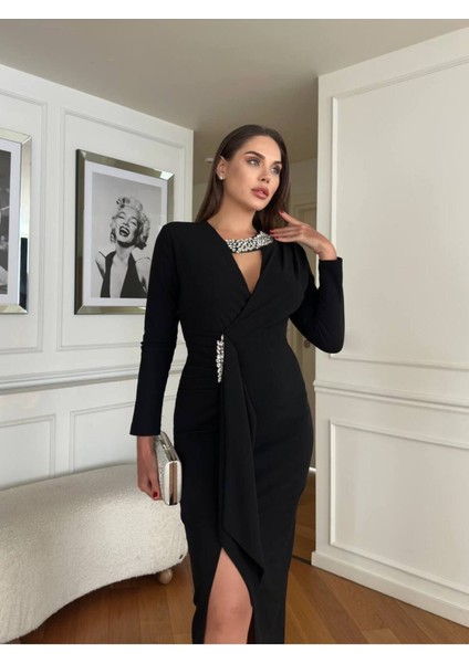 Taş Detaylı Drape Yaka Yırtmaçlı Uzun Abiye Elbise