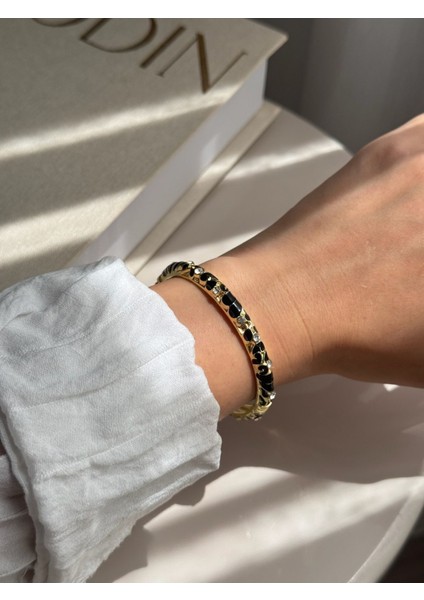 Siyah Taş Detaylı Altın Kaplama Kelepçe Bilezik – Şık ve Zarif Kadın Takı