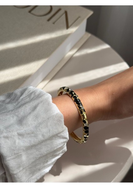 Siyah Taş Detaylı Altın Kaplama Kelepçe Bilezik – Şık ve Zarif Kadın Takı modelleri