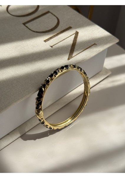 Siyah Taş Detaylı Altın Kaplama Kelepçe Bilezik – Şık ve Zarif Kadın Takı