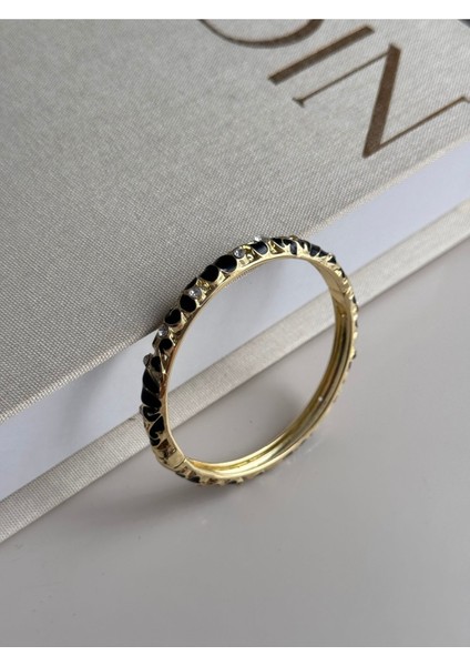 Siyah Taş Detaylı Altın Kaplama Kelepçe Bilezik – Şık ve Zarif Kadın Takı