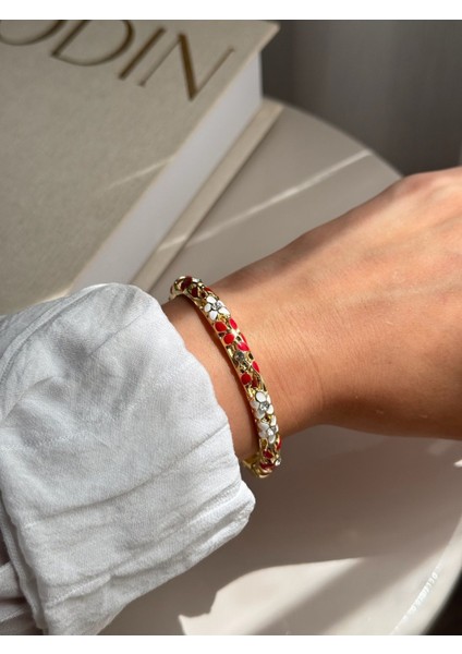 Kırmızı Çiçek Desenli Taşlı Altın Kaplama Kelepçe Bilezik – Zarif Kadın Takı