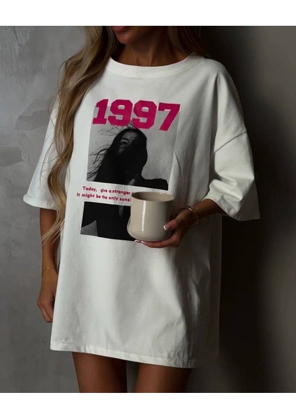 Kadın %100 Pamuk Oversize Bisiklet Yaka Baskılı Beyaz Baskılı T-Shirt fiyatları