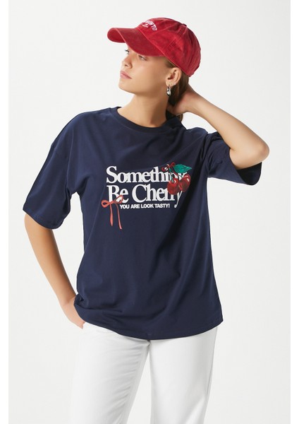 Kadın Something Kiraz Baskılı Lacivert Oversize T-Shirt