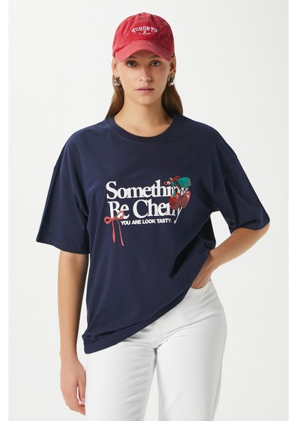 Kadın Something Kiraz Baskılı Lacivert Oversize T-Shirt fiyatları