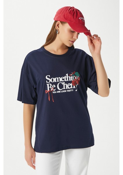 Kadın Something Kiraz Baskılı Lacivert Oversize T-Shirt fırsatları
