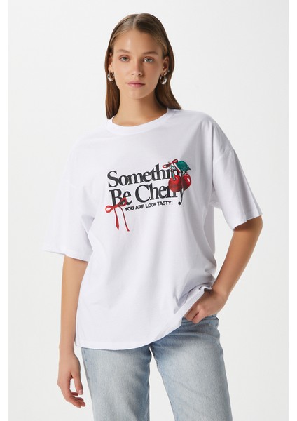 Kadın Something Kiraz Baskılı Beyaz Oversize T-Shirt fiyatları