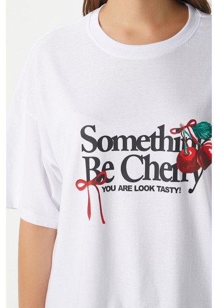 Kadın Something Kiraz Baskılı Beyaz Oversize T-Shirt