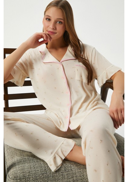 Kadın Fırfırlı Tereyağ Sarısı Minik Çiçekli Ön Düğmeli Kısa Kol Alt Üst Pijama Takımı