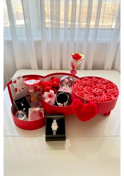 Kırmızı Kat Kat Mutluluk - Sevgiliye Özel Hediye | Kar Küresi + Çelik Takı + Peluş Ayıcık