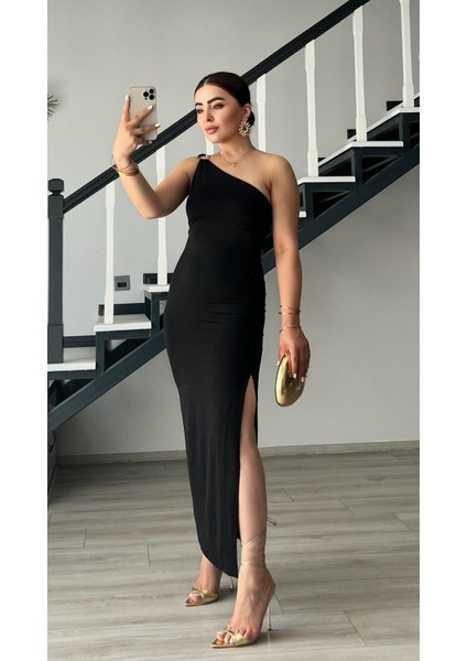 Siyah Aksesuar Detaylı Tek Omuz Yırtmaçlı Elbise