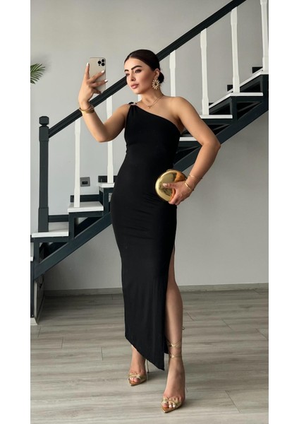 Siyah Aksesuar Detaylı Tek Omuz Yırtmaçlı Elbise modelleri