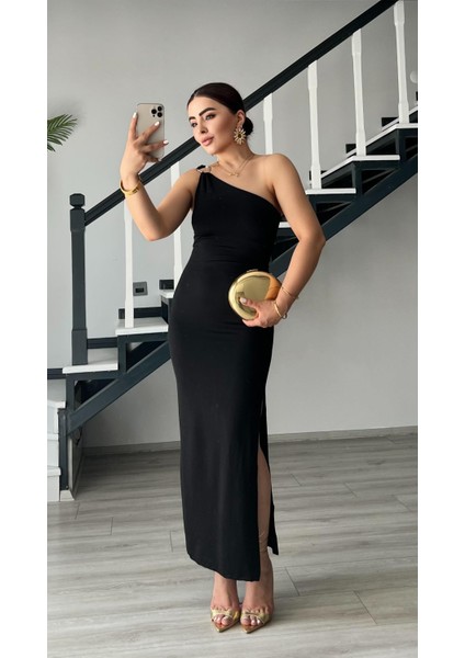 Siyah Aksesuar Detaylı Tek Omuz Yırtmaçlı Elbise indirimleri