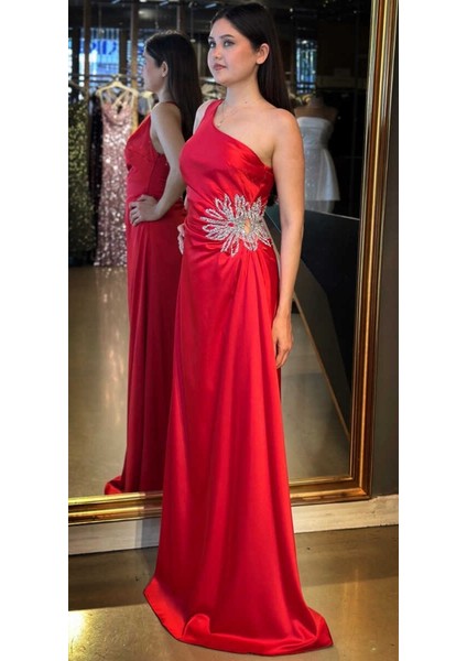 Kırmızı Tek Omuzlu Taş Detaylı Düz Kesim Saten Uzun Abiye Elbise 7684 fiyatları