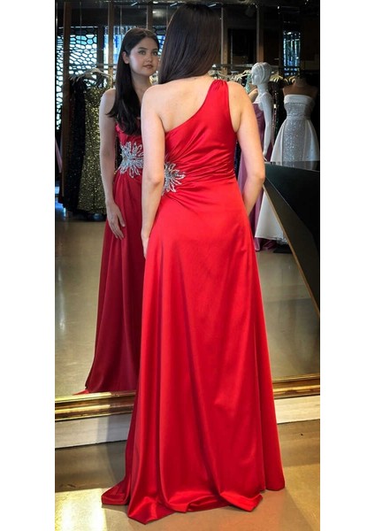 Kırmızı Tek Omuzlu Taş Detaylı Düz Kesim Saten Uzun Abiye Elbise 7684 indirimleri