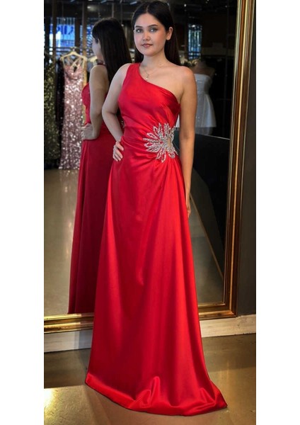 Kırmızı Tek Omuzlu Taş Detaylı Düz Kesim Saten Uzun Abiye Elbise 7684
