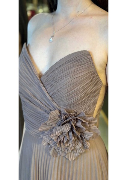 Kahverengi Straplez Yaka Çiçek Detaylı Kloş Etekli Tül Uzun Abiye Elbise 11003 fırsatları