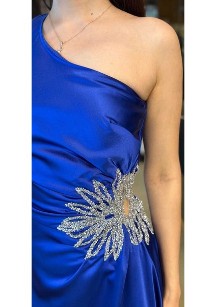 Saks Tek Omuzlu Taş Detaylı Düz Kesim Saten Uzun Abiye Elbise 7684 fırsatları