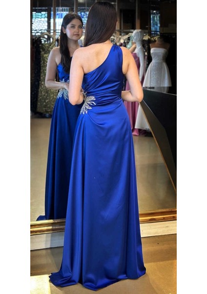 Saks Tek Omuzlu Taş Detaylı Düz Kesim Saten Uzun Abiye Elbise 7684 indirimleri