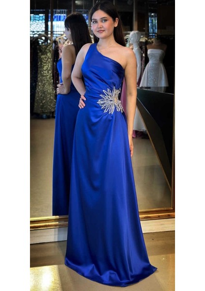 Saks Tek Omuzlu Taş Detaylı Düz Kesim Saten Uzun Abiye Elbise 7684