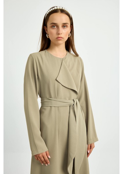 Haki Yaka Detaylı Kuşaklı Elbise
