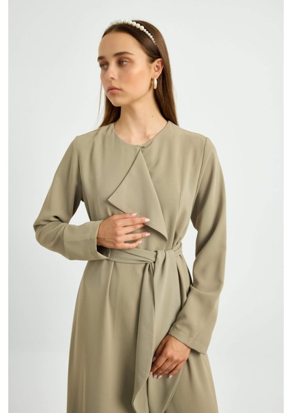Haki Yaka Detaylı Kuşaklı Elbise