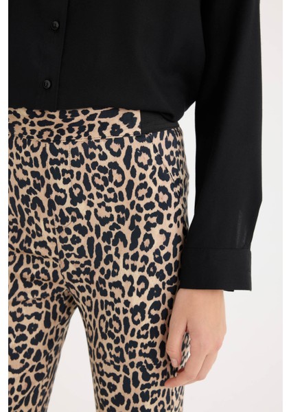 Sigaret Saten Kumaş Pantolon Leopar Desenli Normal Bel Beli Lastikli Düz Paça J8741AZ25SP indirimleri