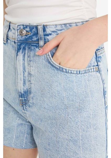 Mom Fit Yüksek Bel Paça Ucu Kesik Jean Şort