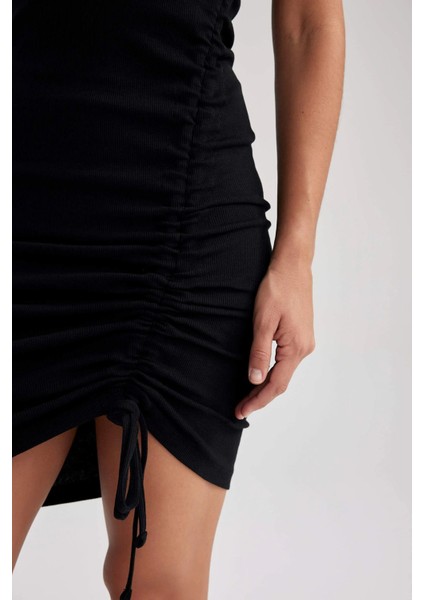 Kadın Siyah Halter Yaka Büzgü Detaylı Vücuda Oturan Mini Elbise – Günlük & Gece Şıklığı indirimleri