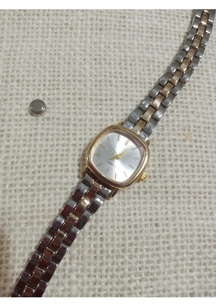 Retro Vintage Kadın Kol Saati Çelik Zincir Gold Renk Zarif Tasarım 0021