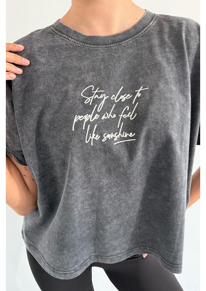 Kadın Yıkamalı Antrasit Oversize Tişört – “stay Close To People Who Feel Like Sunshine” Baskılı