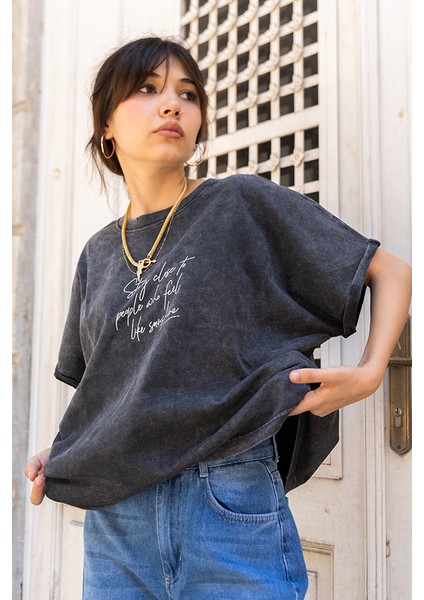 Kadın Yıkamalı Antrasit Oversize Tişört – “stay Close To People Who Feel Like Sunshine” Baskılı modelleri