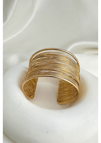 Altın Rengi Katmanlı Geniş Kenarlı Açık Tel Bileklik modelleri