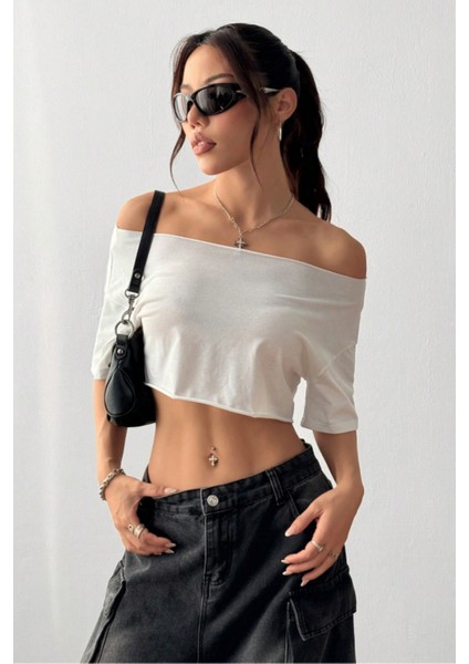 Kadın Beyaz Kayık Yaka Oversize Crop T-Shirt fiyatları