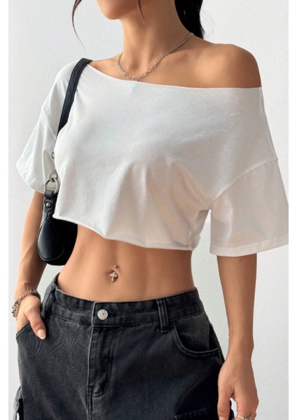 Kadın Beyaz Kayık Yaka Oversize Crop T-Shirt fırsatları