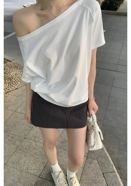 Beyaz Kadın Düşük Omuz Kayık Yaka Oversize T-Shirt fiyatları