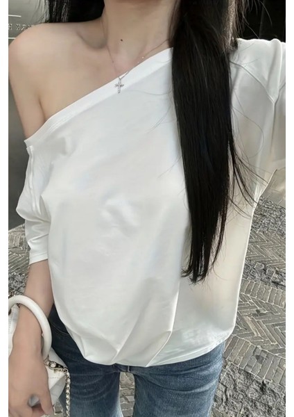 Beyaz Kadın Düşük Omuz Kayık Yaka Oversize T-Shirt modelleri
